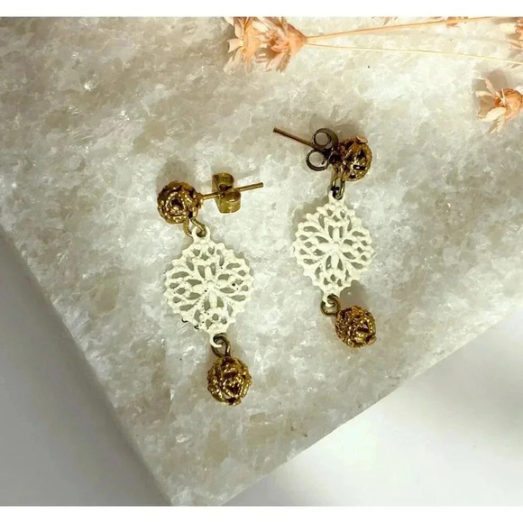 Vintage White Enamel Snowflake Gold Toned Dangle Geometric Post Back Earrings - Picture 7 of 9